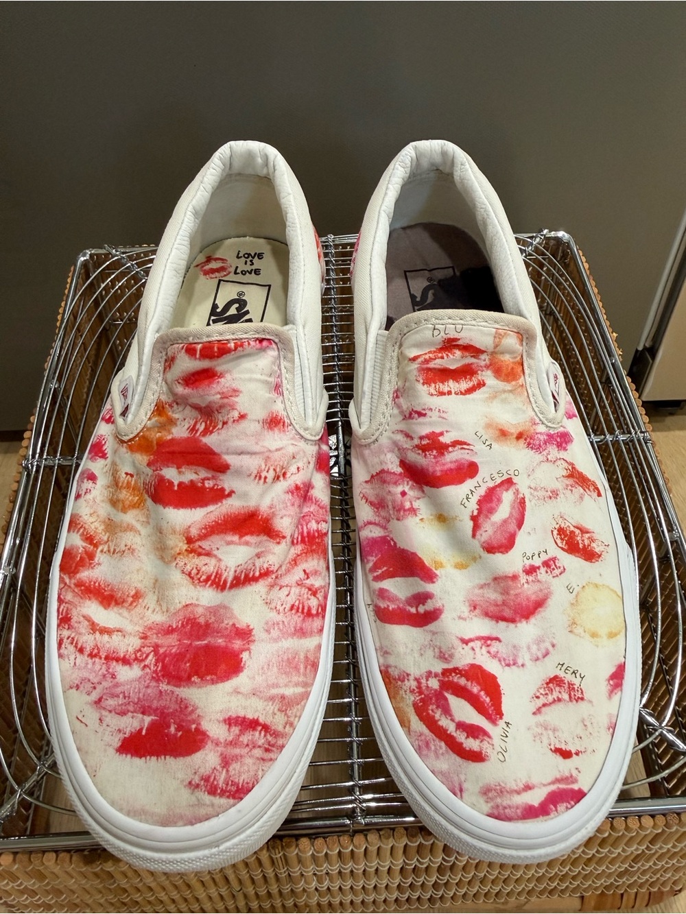 Vans Love Me Lipstick Kiss Print Slip-On Sneakers Women’s 9 Men’s 7.5
